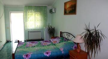 Фото номера Трехместный номер с балконом Гостиница Guest house Domik u morya г. Приморский 4