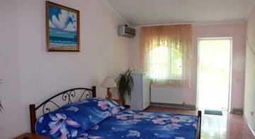 Фото номера Трехместный номер с балконом Гостиница Guest house Domik u morya г. Приморский 9